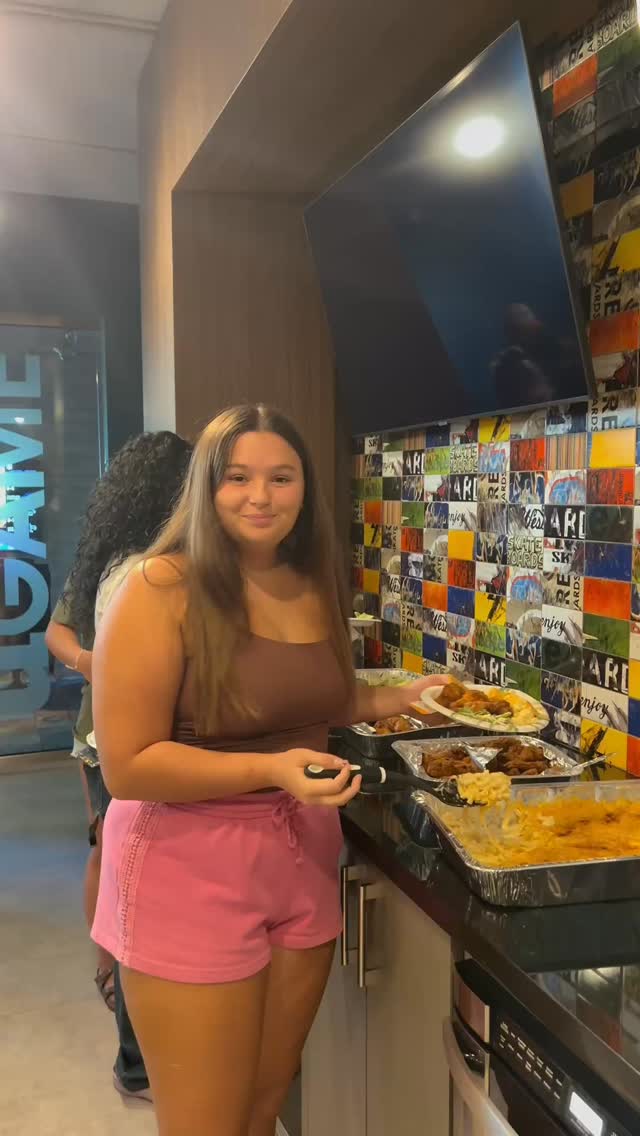 Friendsgiving: good food, cozy vibes, and the perfect start to the holiday season \ud83e\udde1\ud83c\udf42\n\n