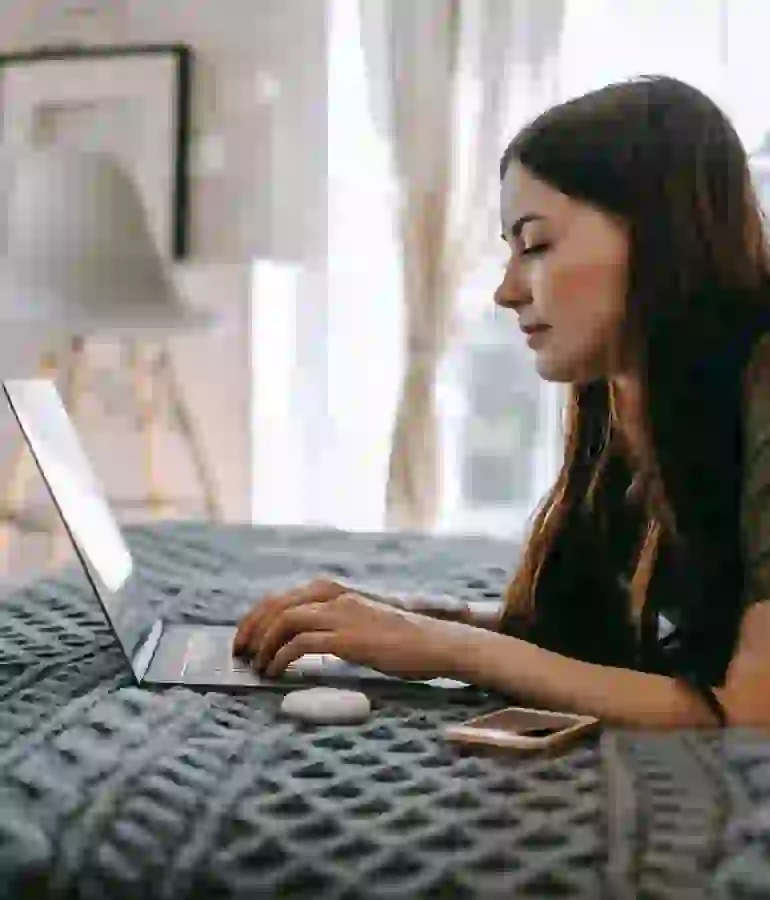 FAU student on laptop